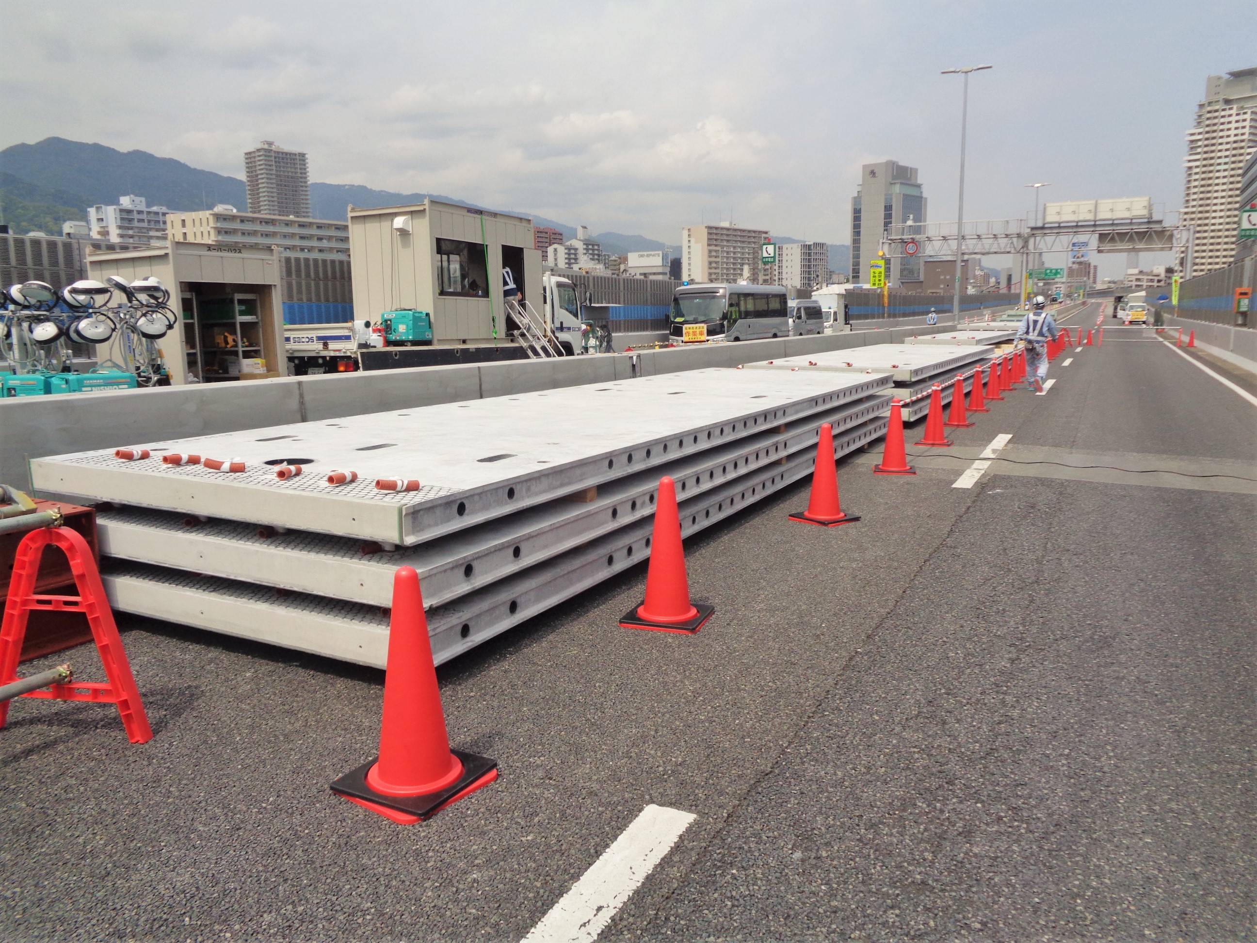 現場に搬入されたサクセム床版